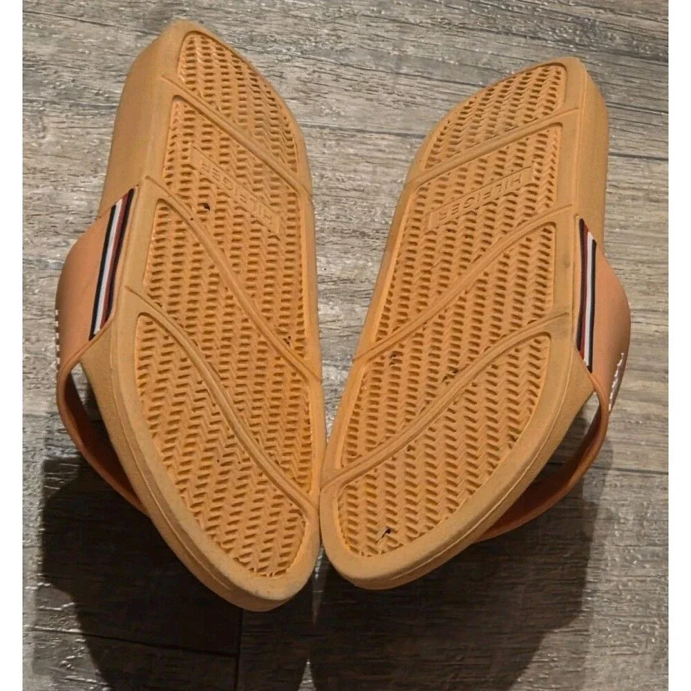 Tommy Hilfiger Esco-C slide sandals featuring a high relief logo strap -Size 10M